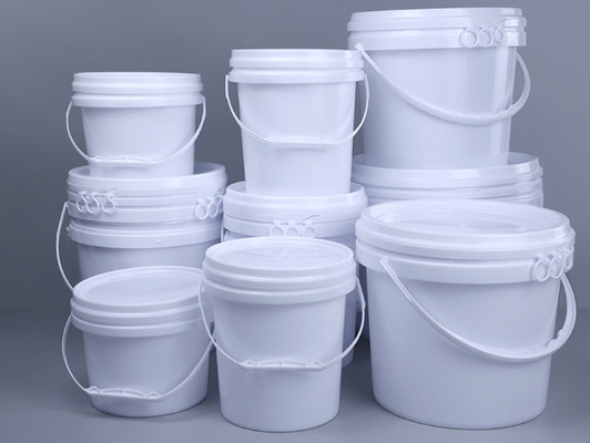 おもちゃの貯蔵のための白か他の軽いプラスチック バケツ