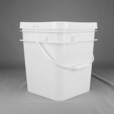 10 リッター 容量 の 方形 の プラスチック 容器 を 扱う