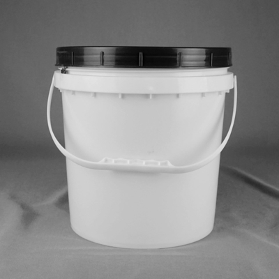 ねじふたとのプラスチック食糧バケツ8L 25cmの高さを包む魚介類